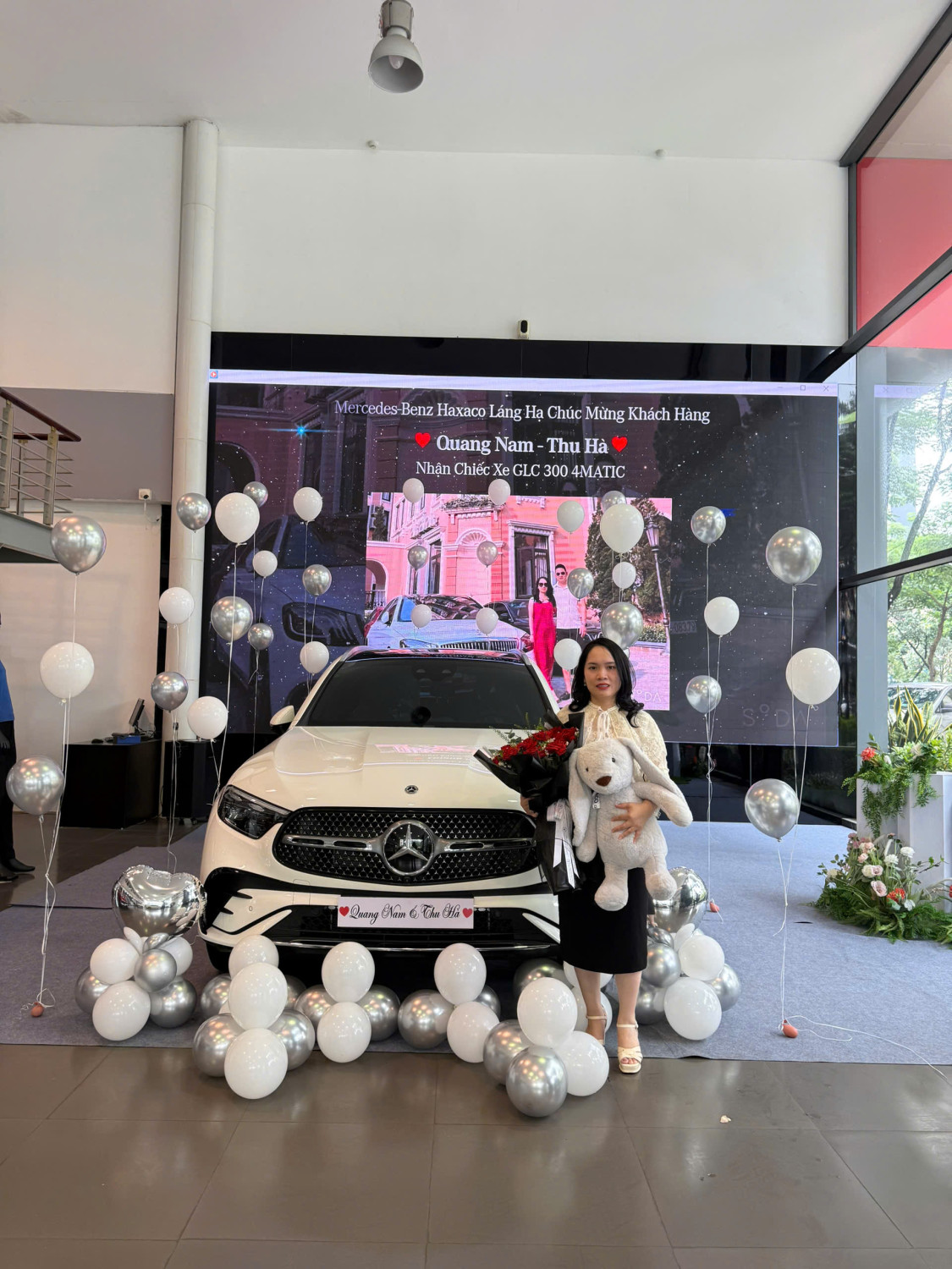 Bàn giao Mercedes-Benz GLC 300 4MATIC cho Quang Nam-Thu Hà