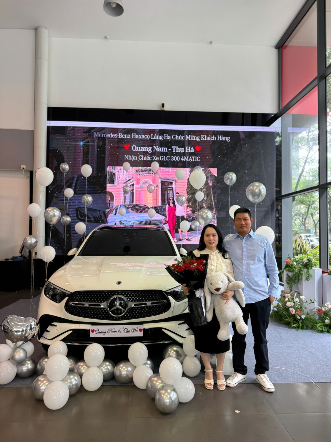 Bàn giao Mercedes-Benz GLC 300 4MATIC cho Quang Nam-Thu Hà