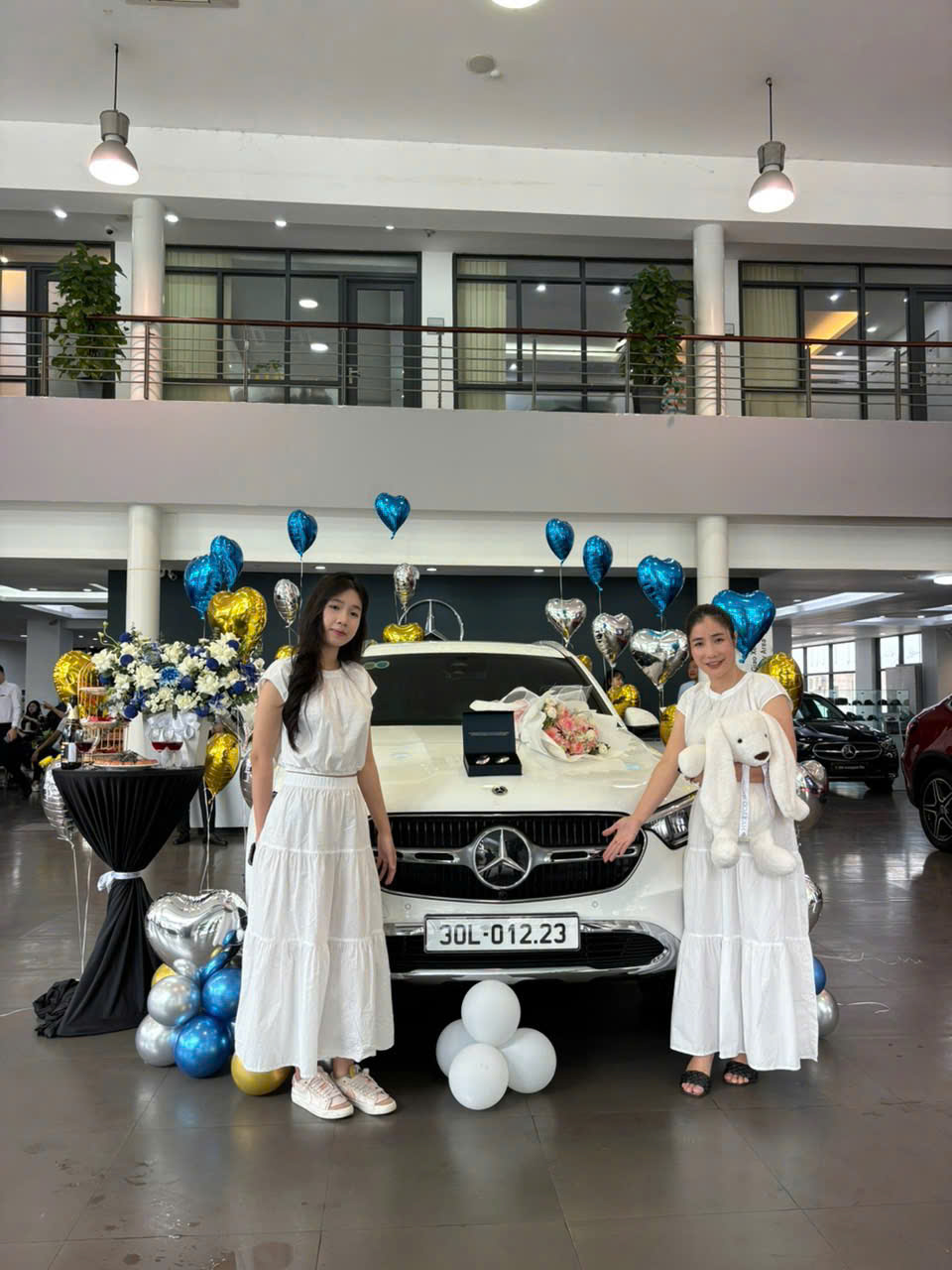 Bàn giao Mercedes-Benz GLC 300 cho khác hàng Hoàng Thị .Ngọc Anh