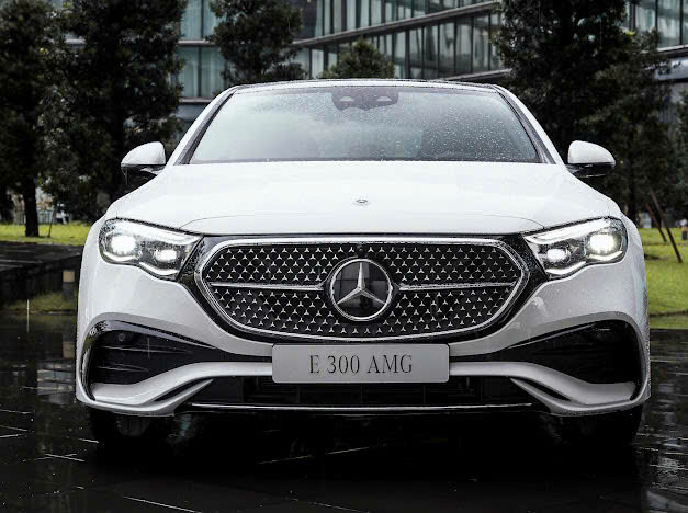 MERCEDES-BENZ E 300 AMG 2025